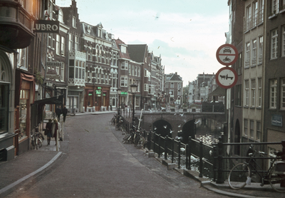 831836 Gezicht op de Vismarkt te Utrecht.